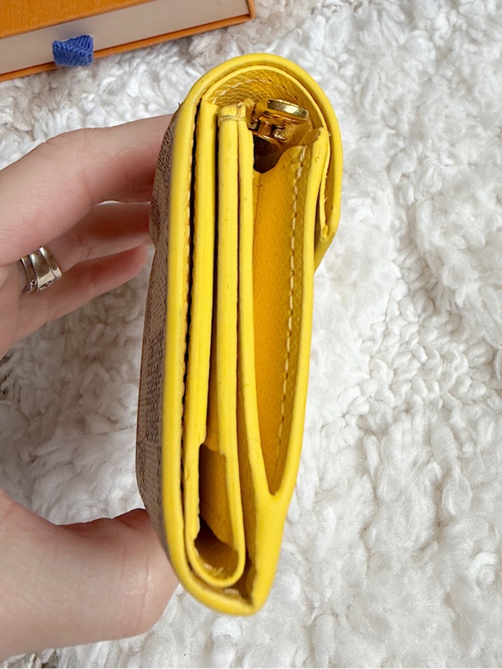 LOUIS VUITTON Jaune Pale Damier Azur Leather Canvas Zoe Compact Envelope Wallet - Picture 4 of 15